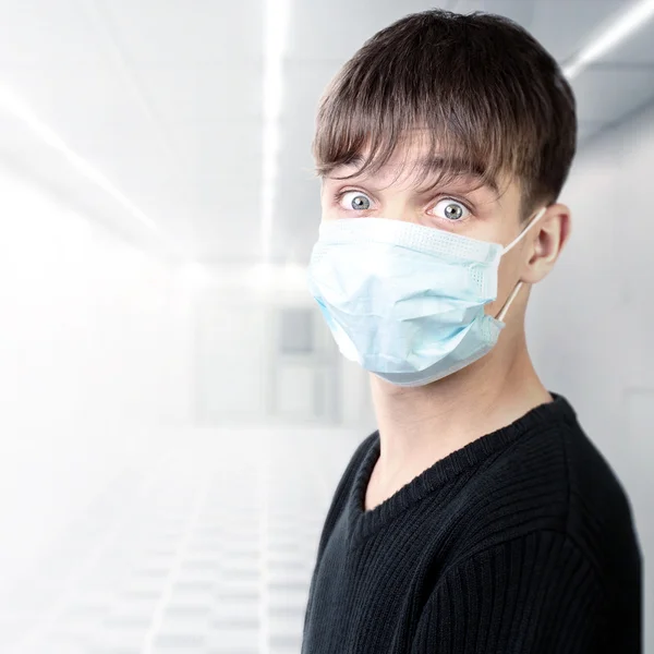 Adolescent dans le masque contre la grippe — Photo