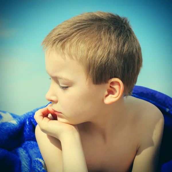 Kid på stranden — Stockfoto