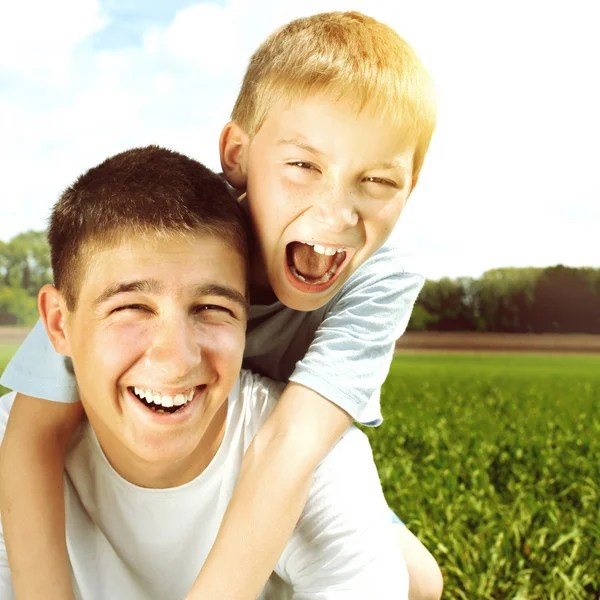 Gelukkig broers buiten — Stockfoto