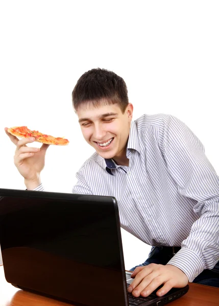 Adolescente con ordenador portátil y pizza —  Fotos de Stock