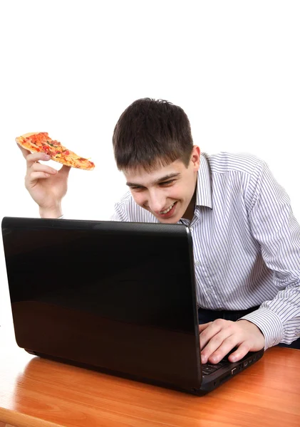 Adolescente con ordenador portátil y pizza —  Fotos de Stock