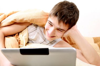 genç tablet bilgisayar ile