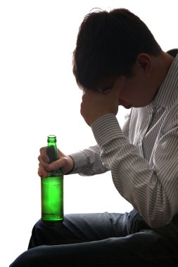 alkol bağımlılığı, üzgün bir adam