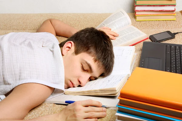 Tiener slaapt op de boeken — Stockfoto