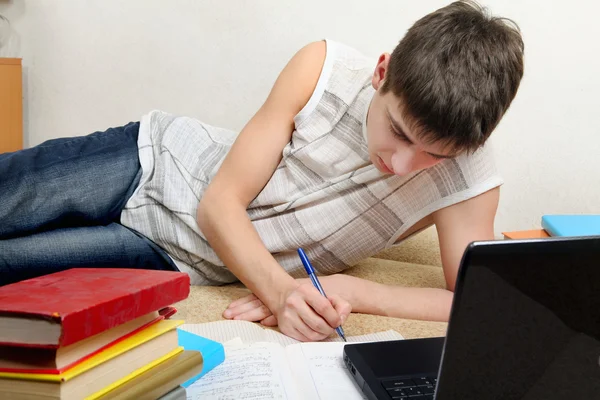 Adolescente haciendo tarea — Foto de Stock