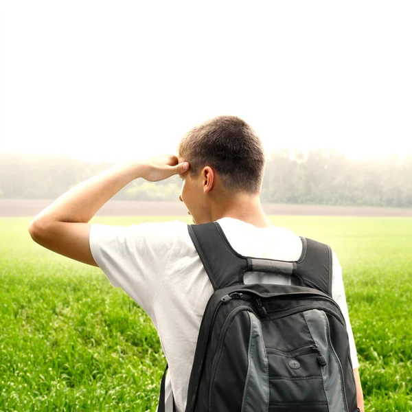 Tonåring på fältet — Stockfoto