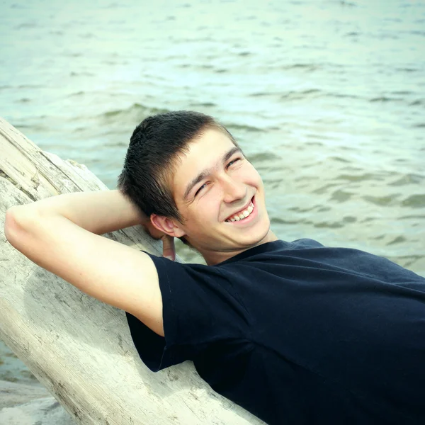 Joven en la playa —  Fotos de Stock