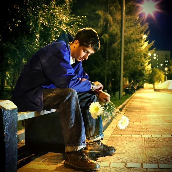 Smutny nastolatek w parku — Zdjęcie stockowe