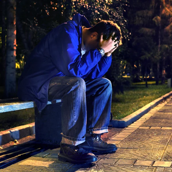 Smutny nastolatek w parku — Zdjęcie stockowe