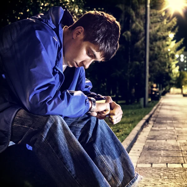 Adolescent trist în parc — Fotografie, imagine de stoc