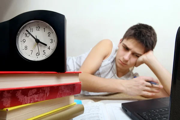 Cansado adolescente haciendo tarea —  Fotos de Stock