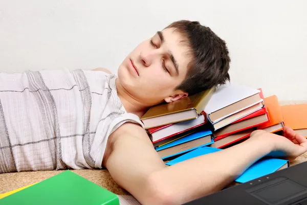 Adolescente duerme en los libros — Foto de Stock