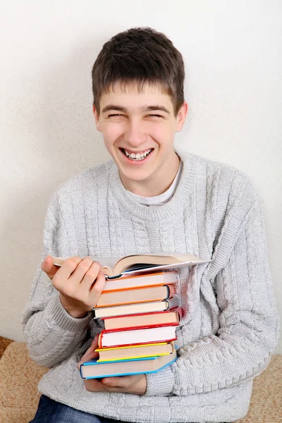 Adolescent joyeux avec un livre — Photo