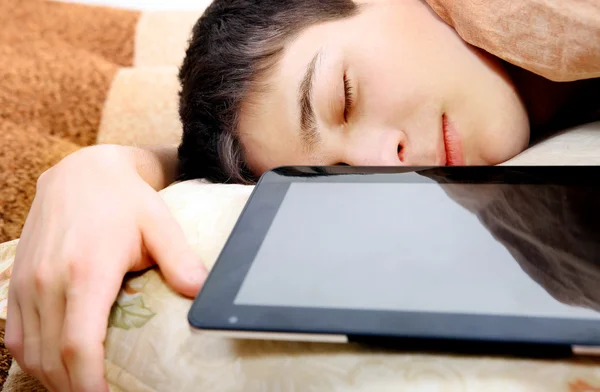 Teenager schläft mit Tablet — Stockfoto
