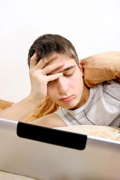 Teenager mit Tablet-Computer — Stockfoto