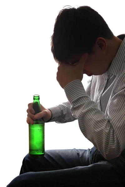 Сумний чоловік в алкогольній залежності — стокове фото