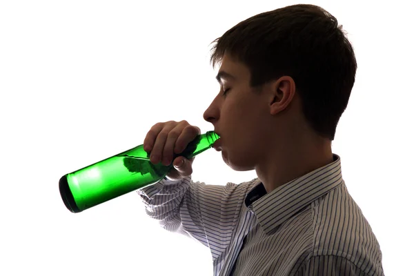 Jonge man drinkt een bier — Stockfoto