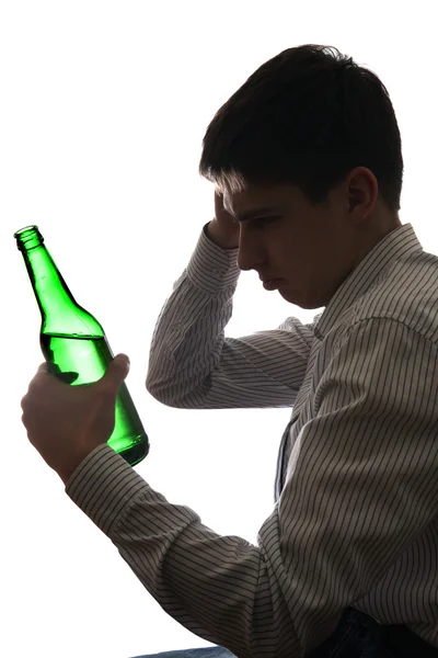 Hombre triste en la adicción al alcohol — Foto de Stock