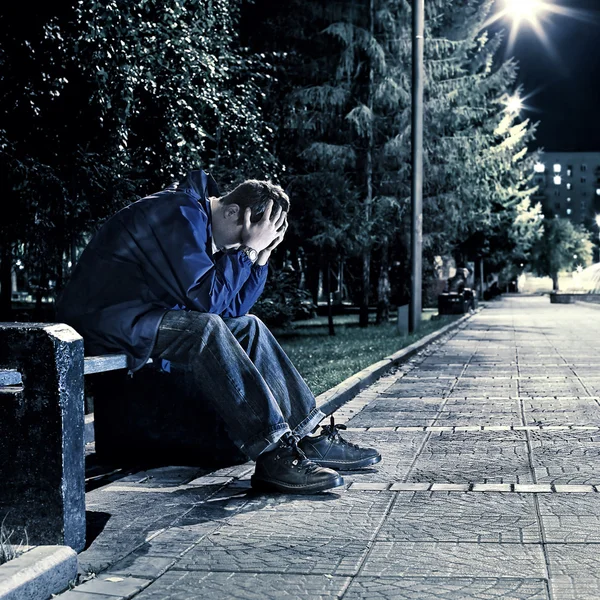 Triste adolescente no parque — Fotografia de Stock