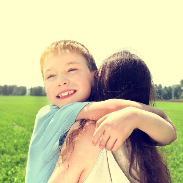 Kid en moeder buiten — Stockfoto