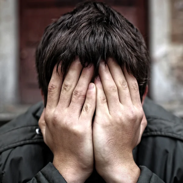 Trauriger junger Mann im Freien — Stockfoto