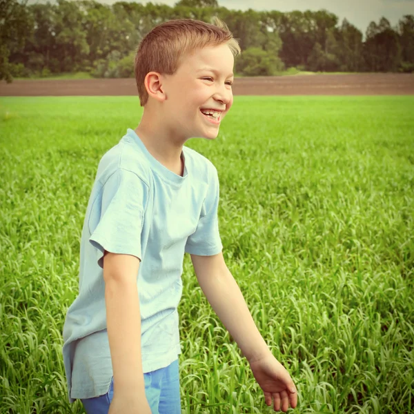 Kid op het veld — Stockfoto
