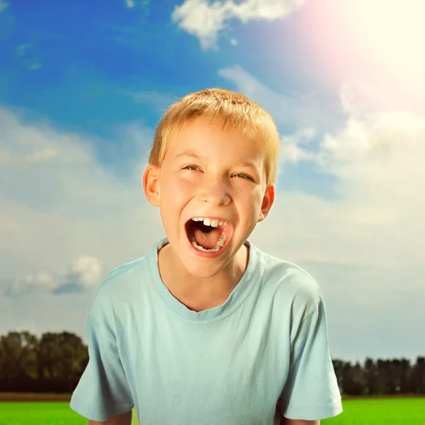 Kid screaming outdoor — Stock Photo, Image