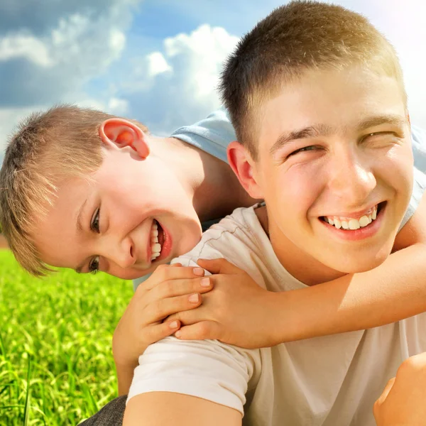 Felices hermanos al aire libre —  Fotos de Stock