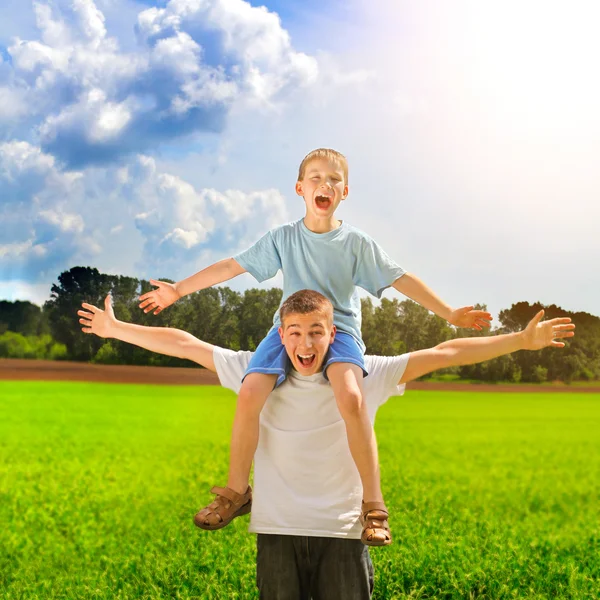 Young Man and Kid outdoor — Stock Photo, Image