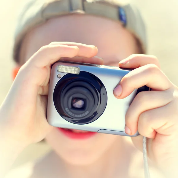 Ragazzo con una fotocamera fotografica — Foto Stock