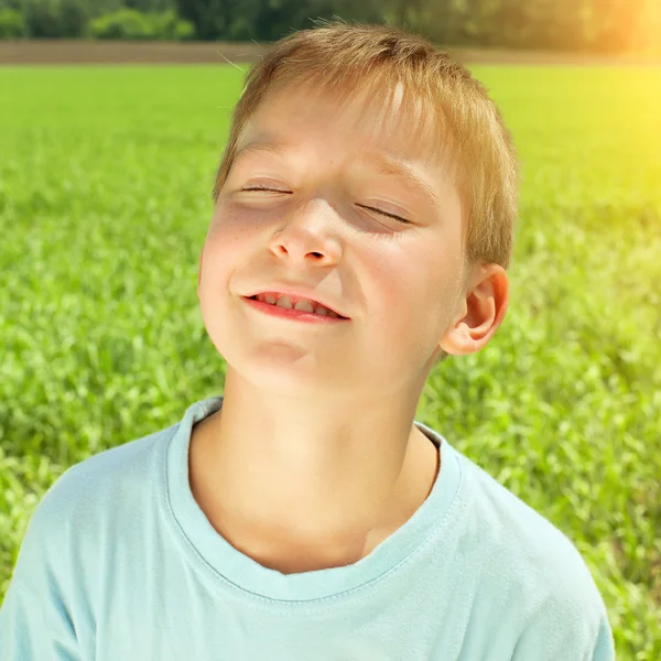 Glad unge i fältet — Stockfoto