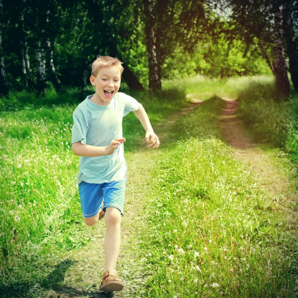 Ragazzo che corre all'aperto — Foto Stock