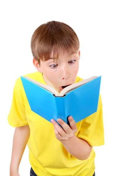 Verrast jongen met het boek — Stockfoto