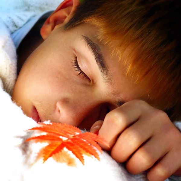 Menino dormir ao ar livre — Fotografia de Stock