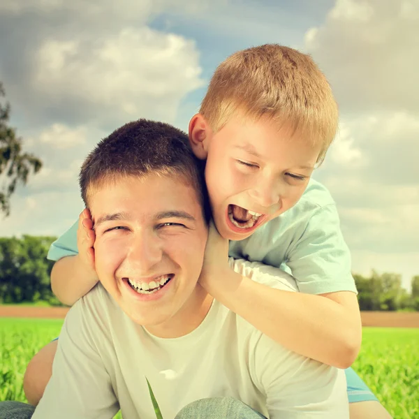 Felices hermanos al aire libre —  Fotos de Stock