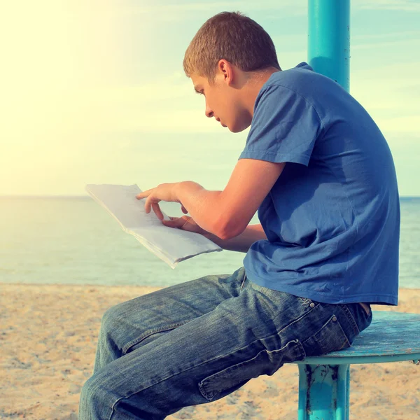 Adolescente leer carta al aire libre —  Fotos de Stock