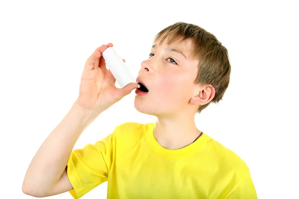 Niño con inhalador — Foto de Stock