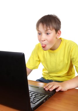 laptop ile çocuk