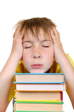 bir kitap olan üzgün çocuk