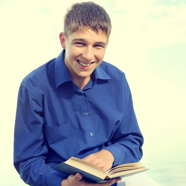 Adolescente con un libro — Foto Stock