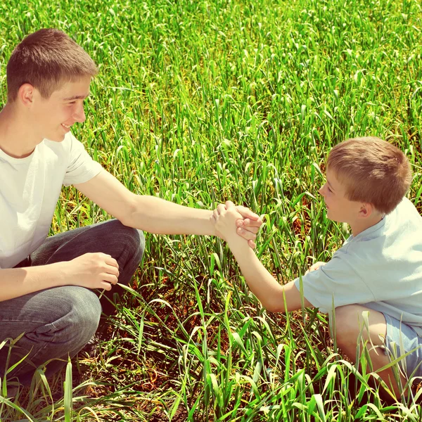 Hermanos en el campo — Foto de Stock