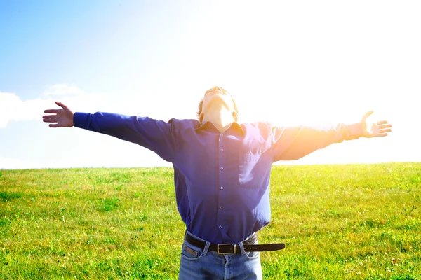 Heureux jeune homme en plein air — Photo