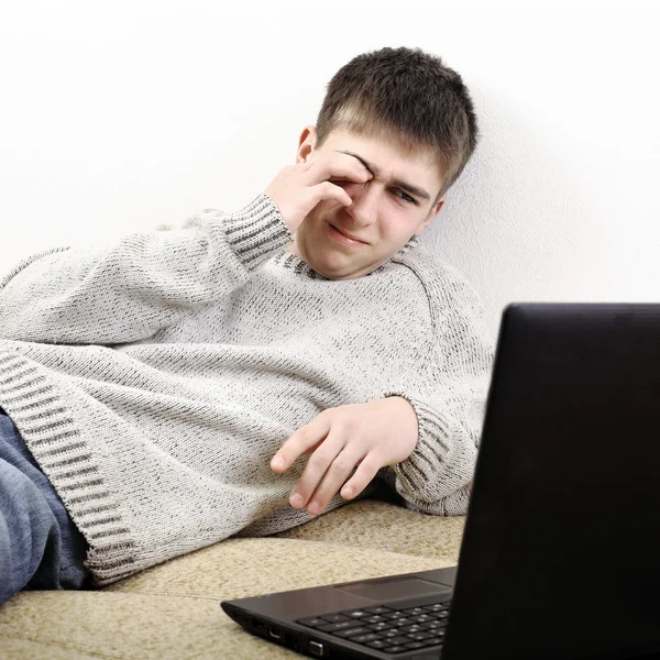 Adolescente cansado con computadora portátil —  Fotos de Stock