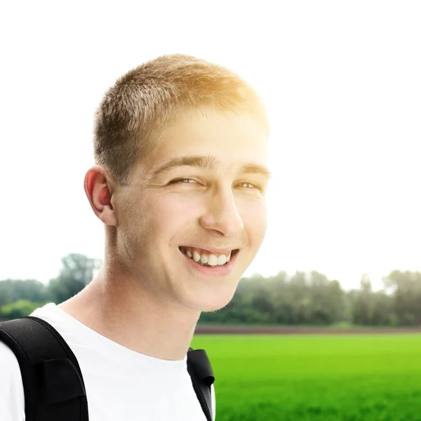 Feliz adolescente en el campo — Foto de Stock