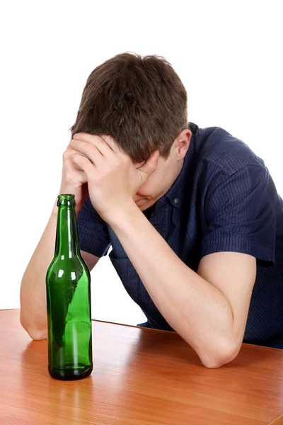 Грустный подросток в алкогольной зависимости — стоковое фото