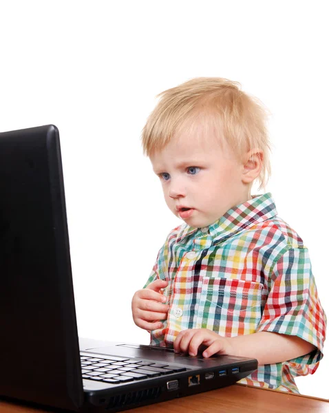 Babyjongen met laptop — Stockfoto