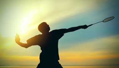 Badminton oynarken genç