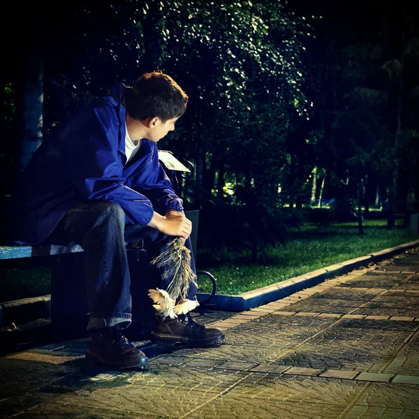 Adolescente triste no parque noturno — Fotografia de Stock