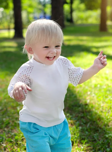 幸せな赤ちゃん男の子の屋外 — ストック写真
