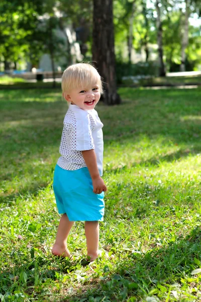 Gelukkig babyjongen buiten — Stockfoto